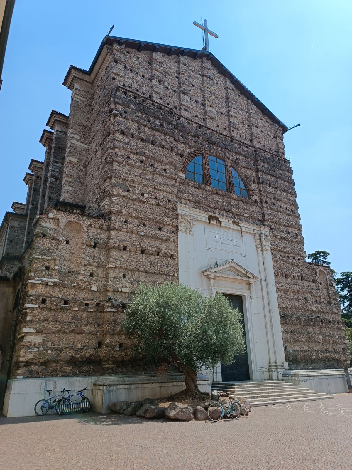 La facciata della chiesa di San Pietro Apostolo con l'iscrizione «Petro Sancto Ad Cathedram Romanam»